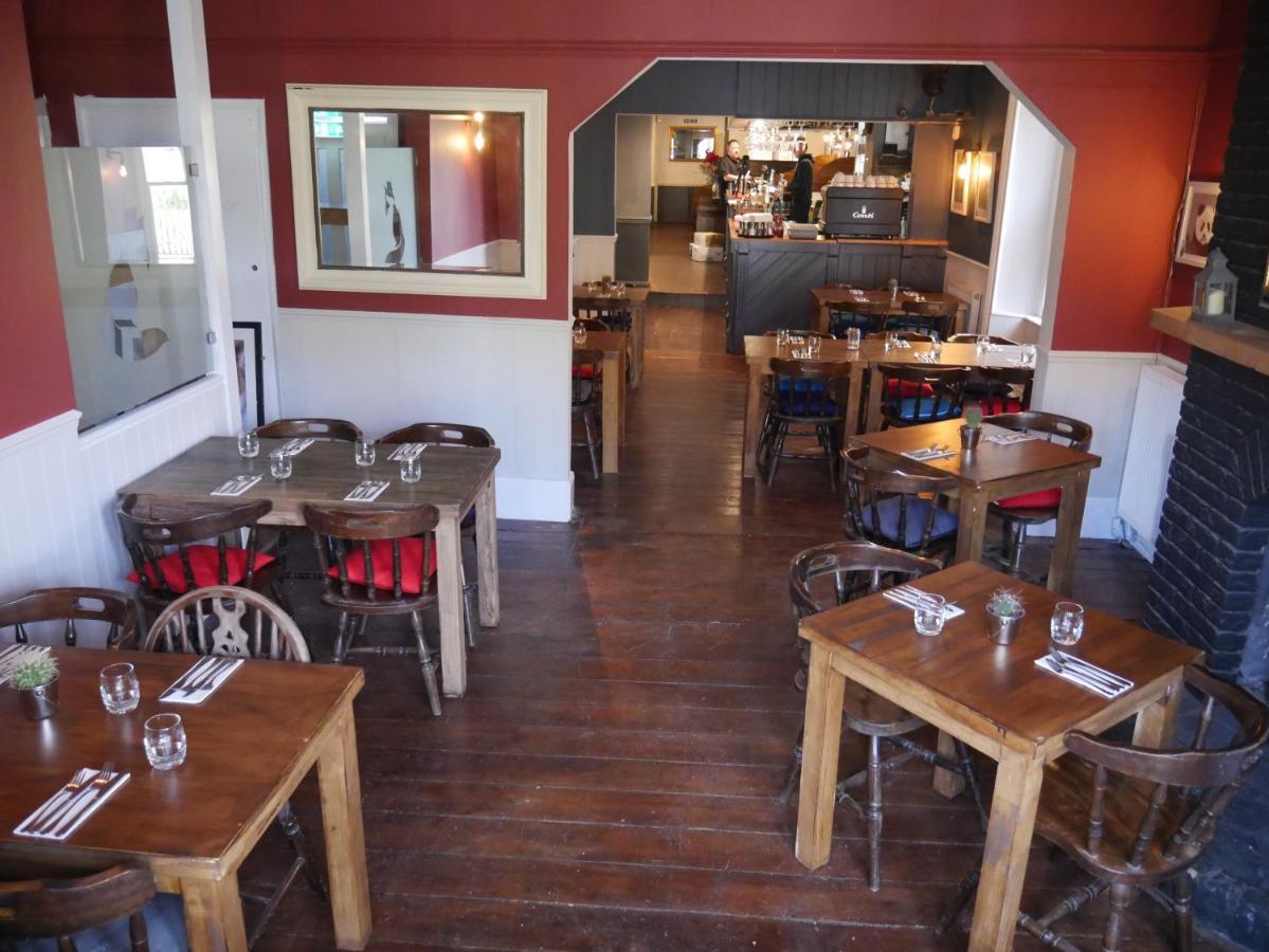 Отель The Fox And Hounds Уитлбери Экстерьер фото