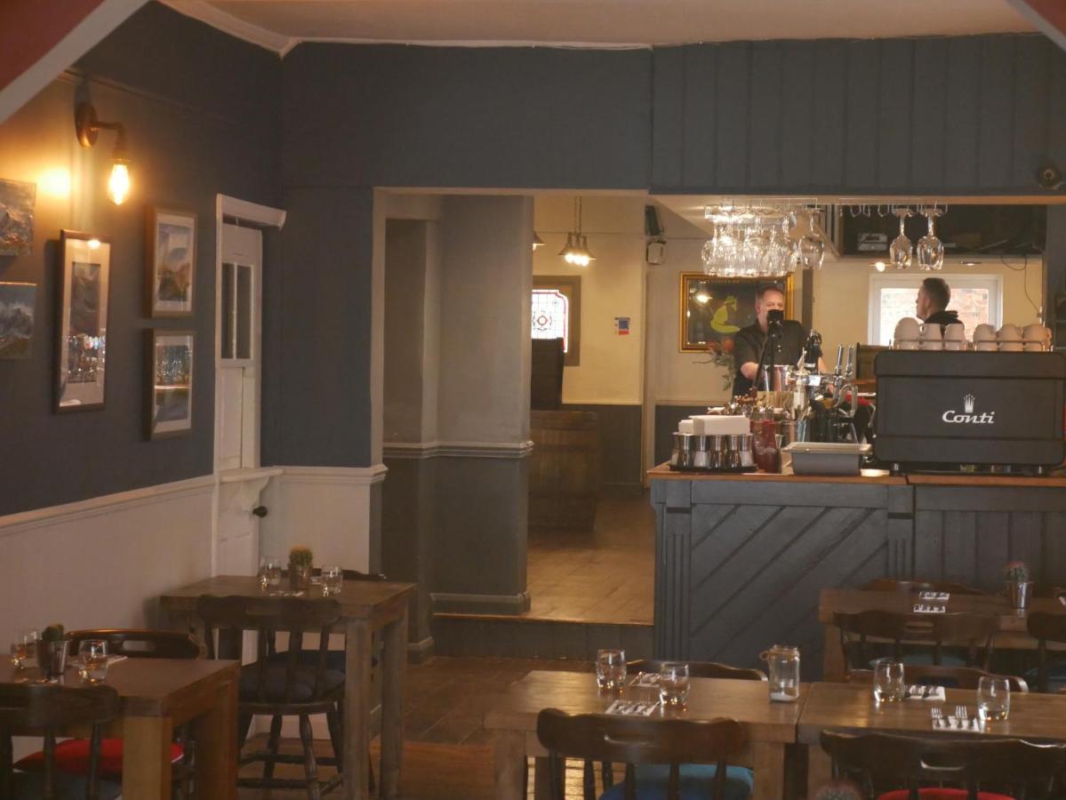 Отель The Fox And Hounds Уитлбери Экстерьер фото