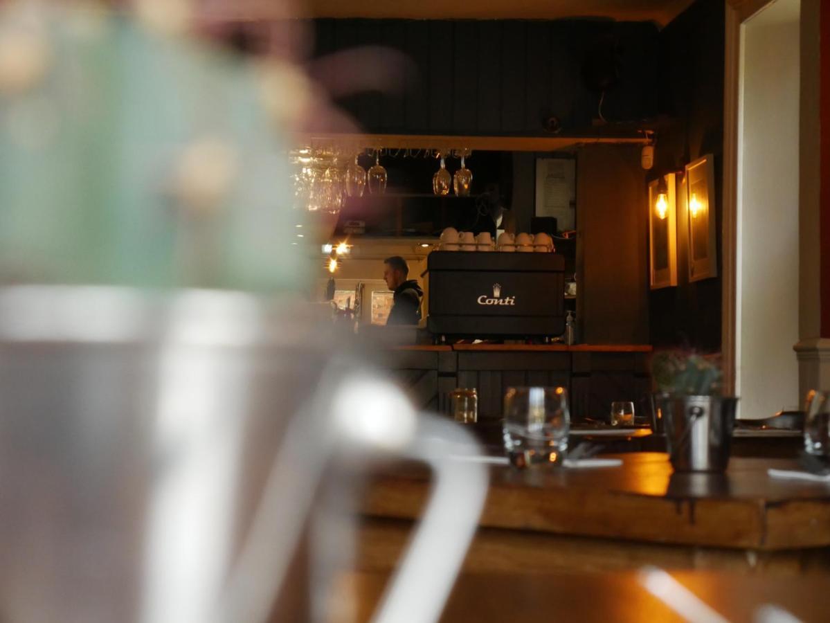 Отель The Fox And Hounds Уитлбери Экстерьер фото