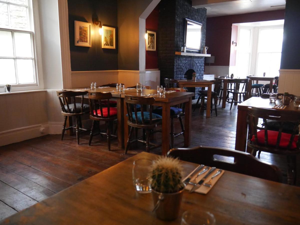 Отель The Fox And Hounds Уитлбери Экстерьер фото