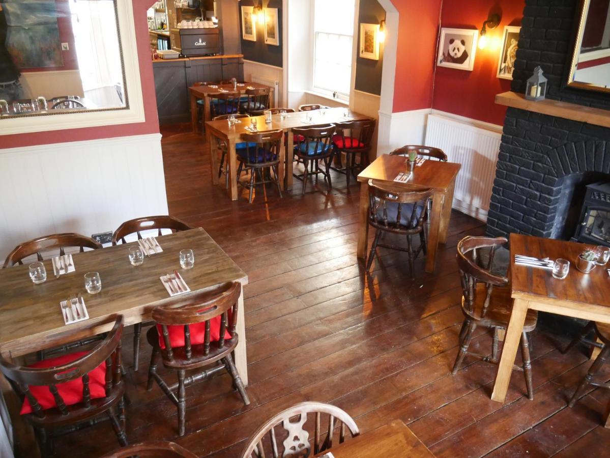Отель The Fox And Hounds Уитлбери Экстерьер фото